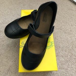 Black leather school shoes for big girls size 5.5